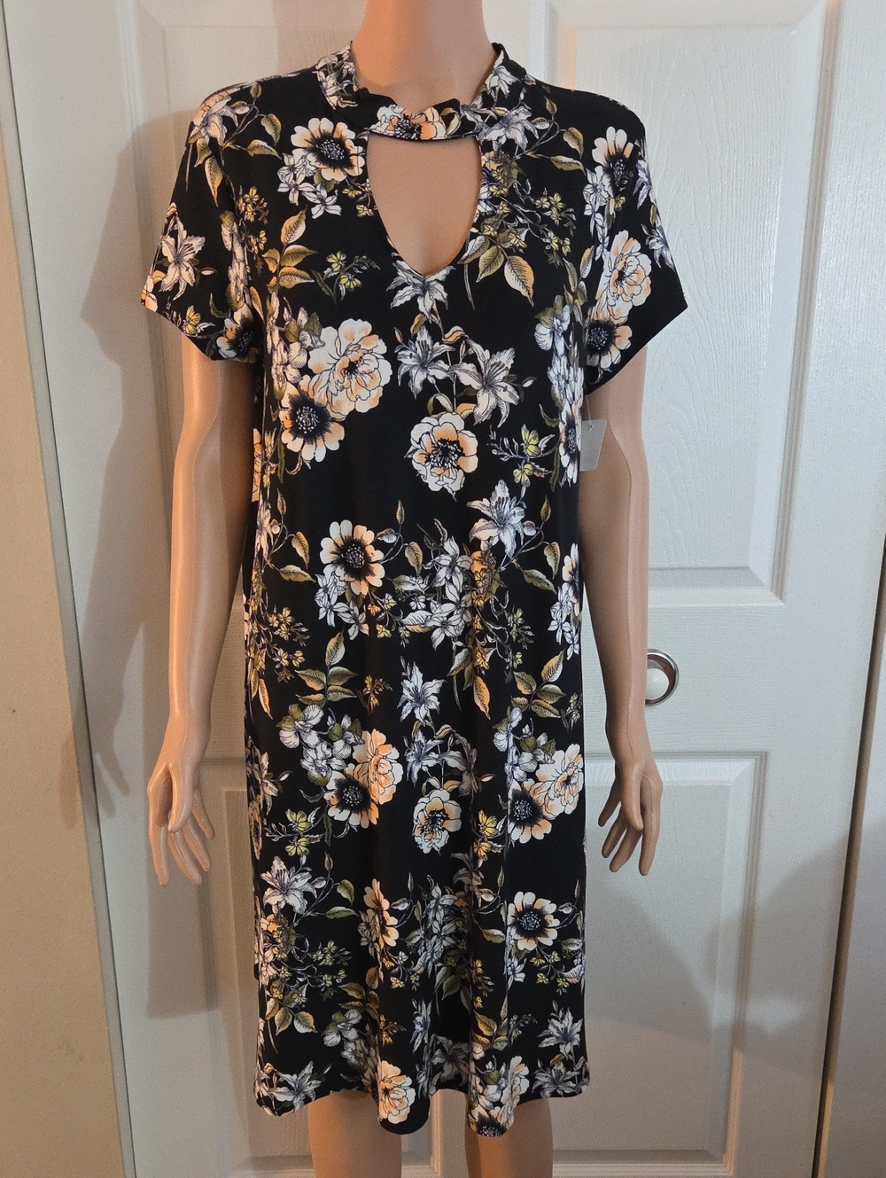 Black Floral Keyhole Short Sleeve Shift Dress